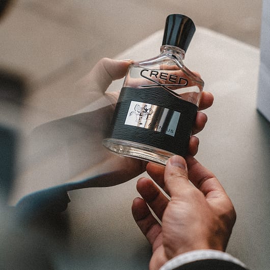 تجربة أولية لرش عطر كريد أفينتوس على الجلد